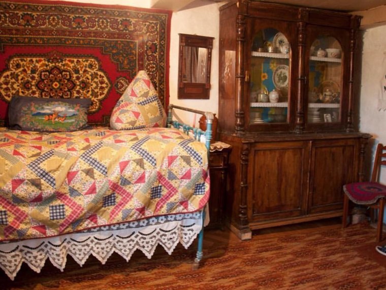 Кровать в деревенском доме