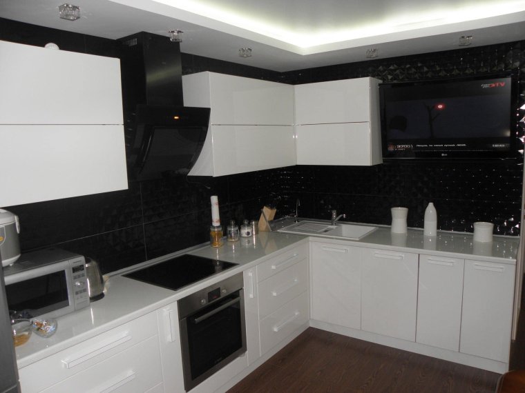 Кухонный гарнитур белый верх серый низ