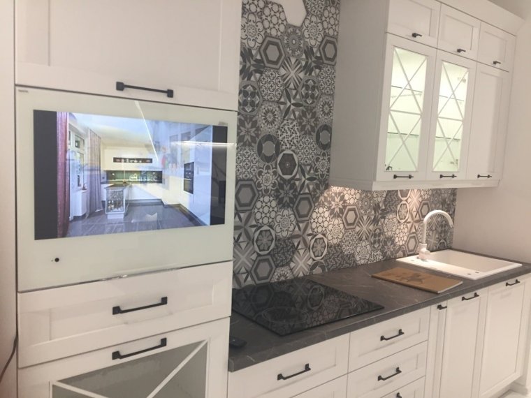 Угловая кухня с телевизором