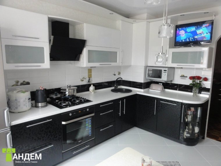 Кухонный гарнитур с телевизором