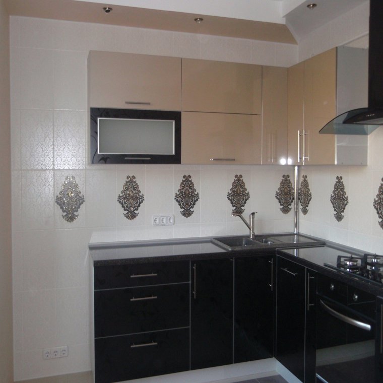 Угловая кухня с телевизором