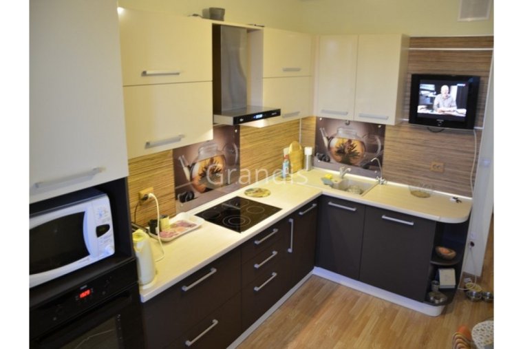 Маленькая угловая кухня с телевизором