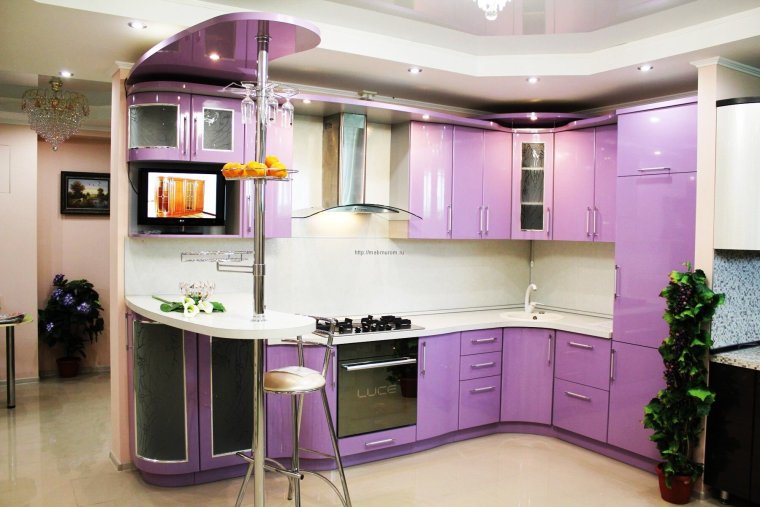 Угловой кухонный гарнитур с телевизором