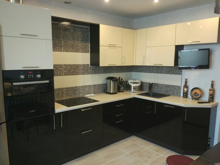 Угловой кухонный гарнитур с телевизором