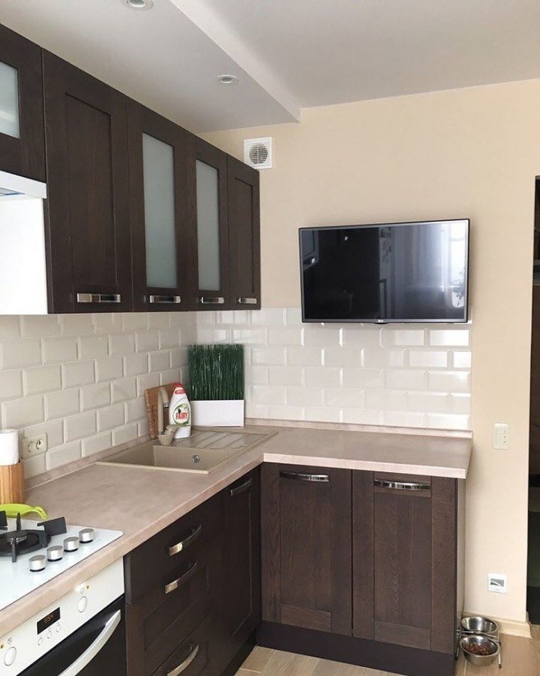 Угловой кухонный гарнитур с телевизором