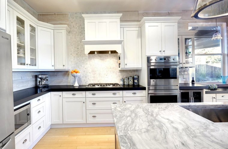 Белый телевизор на кухню