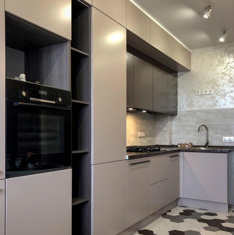 Угловая кухня с телевизором