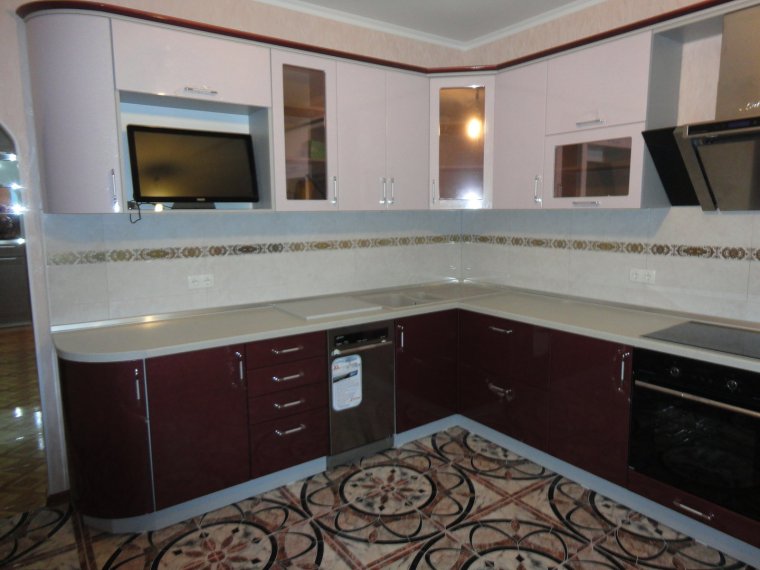 Угловой кухонный гарнитур с телевизором