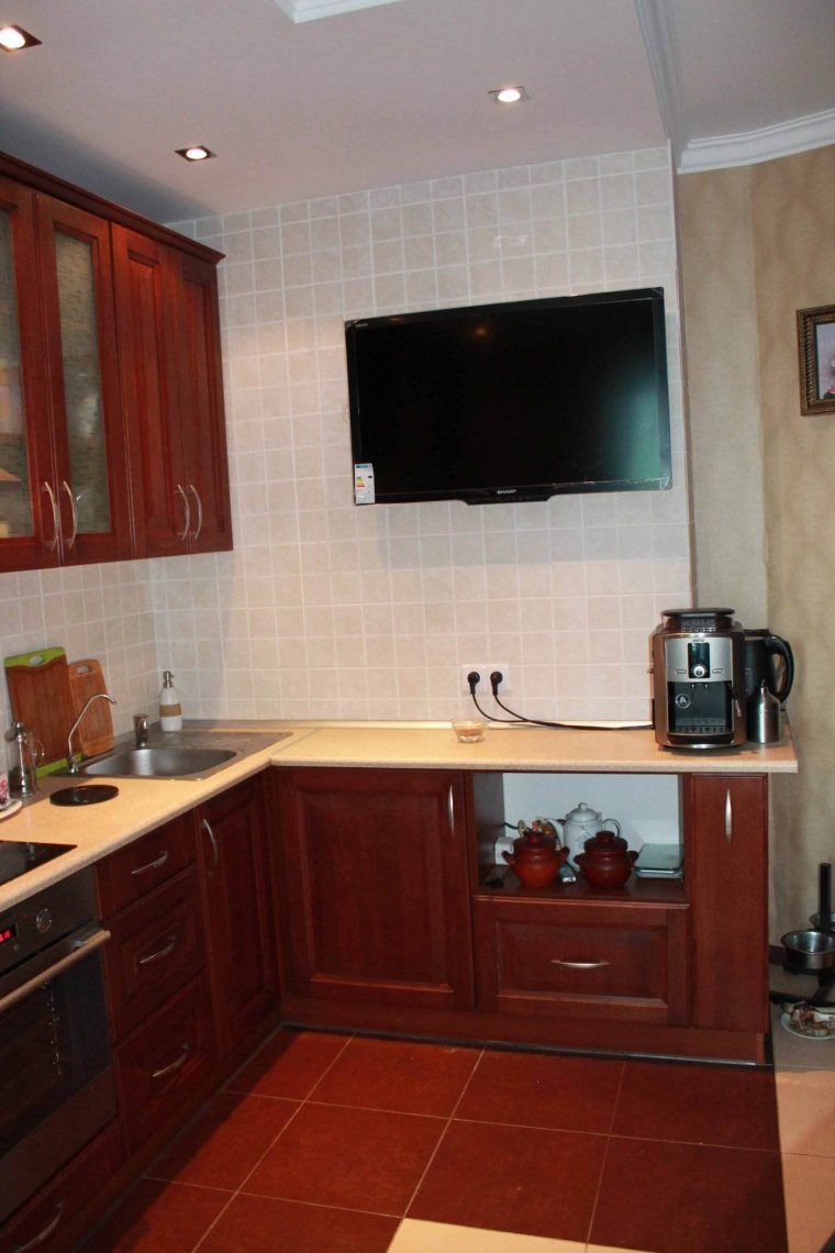 Угловой кухонный гарнитур с телевизором