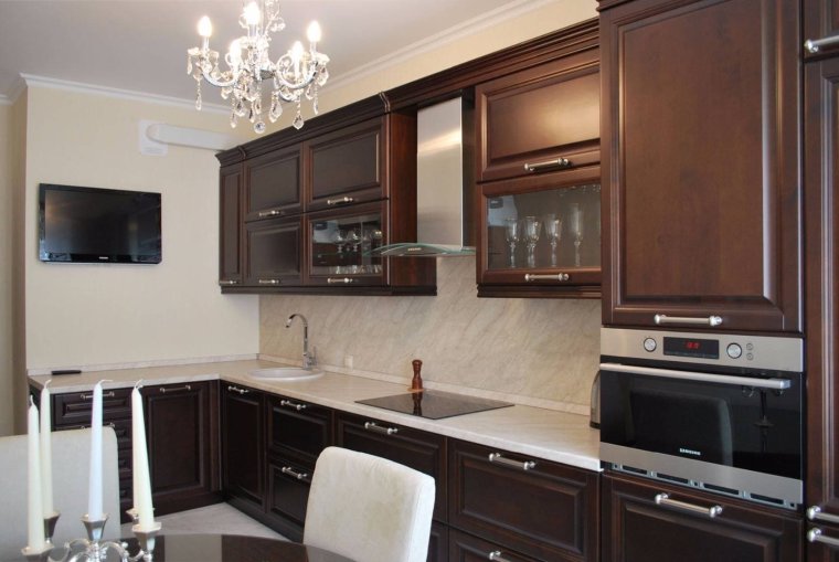 Угловая кухня с телевизором