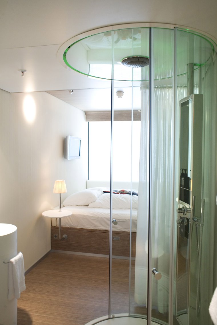 Спальня с душевой кабиной