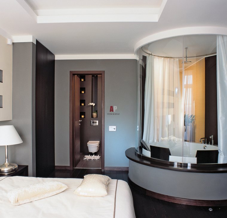 Душевая кабинка в спальне