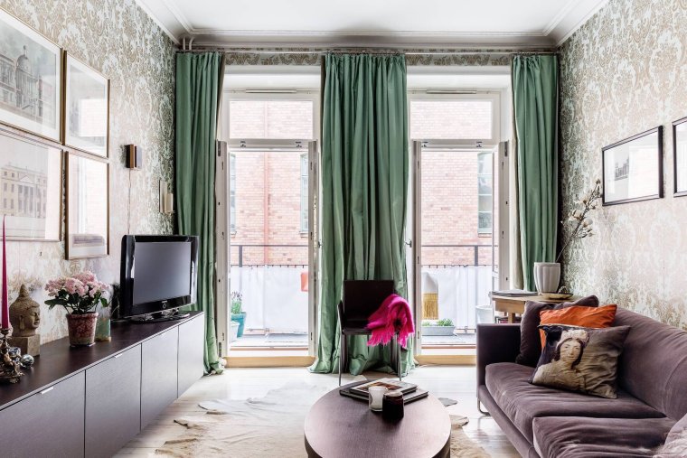 Гостиная с изумрудным диваном