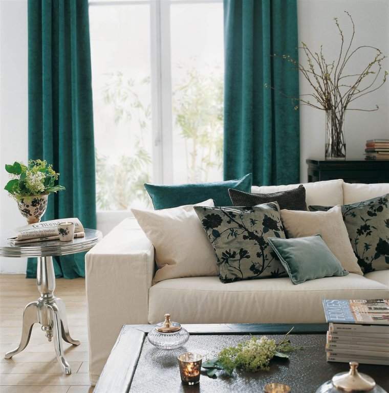 Диван цвета марсала в интерьере