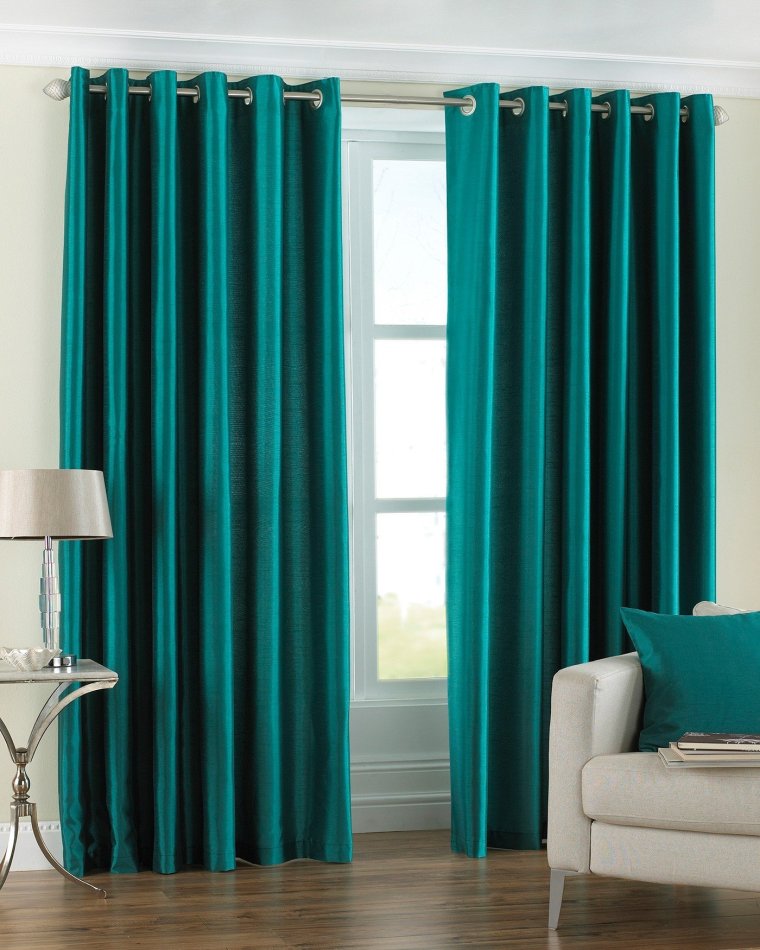 Зеленые шторы в сером интерьере