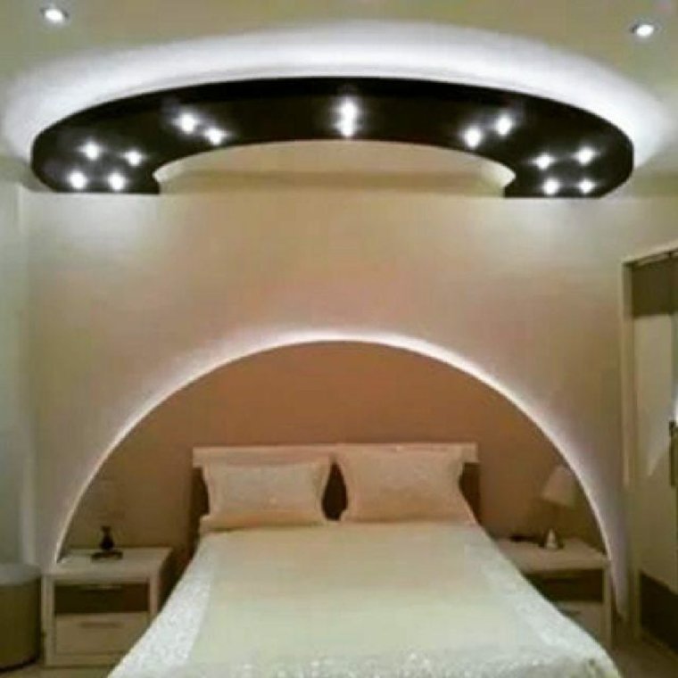 Спальня потолки с линиями