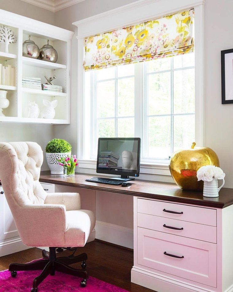 Детская комната стол у окна