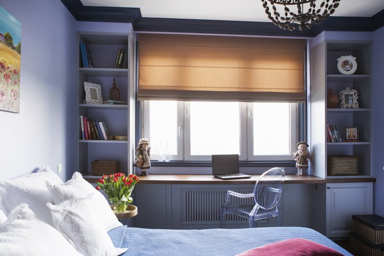 Гостиная с рабочим местом у окна