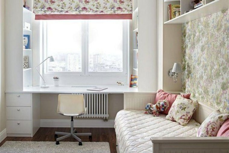 Письменный стол возле окна