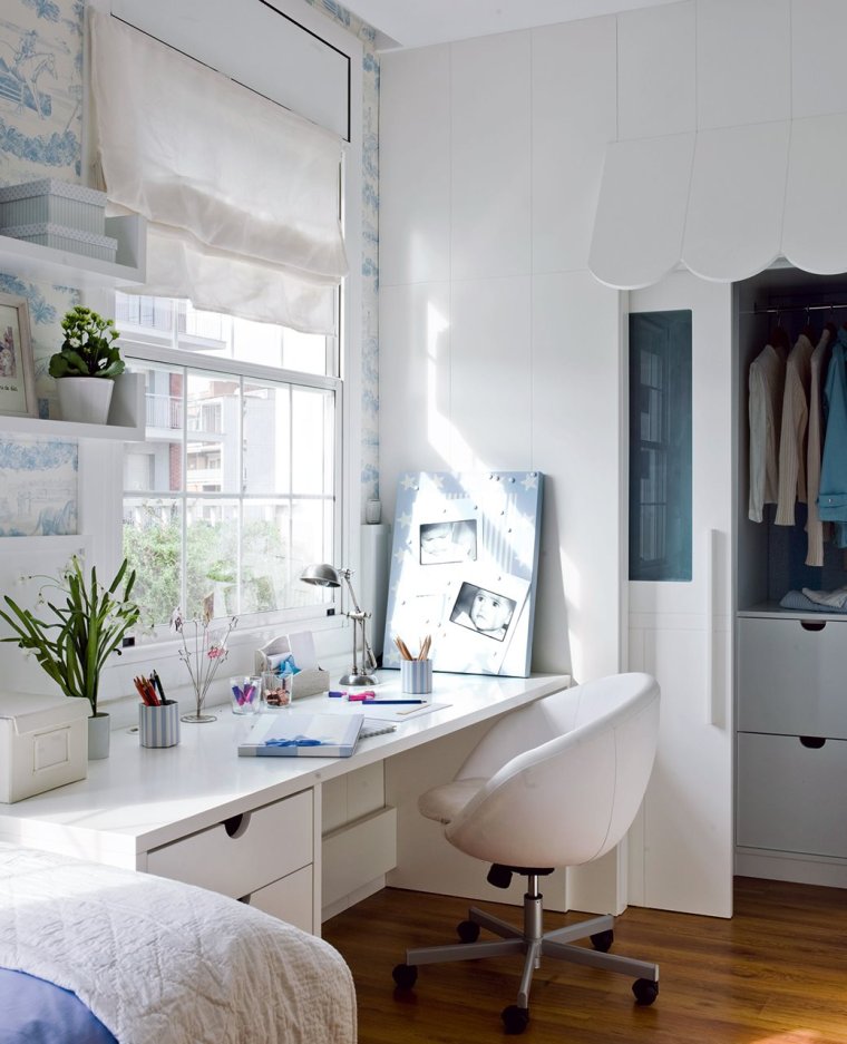 Компьютерный стол у окна