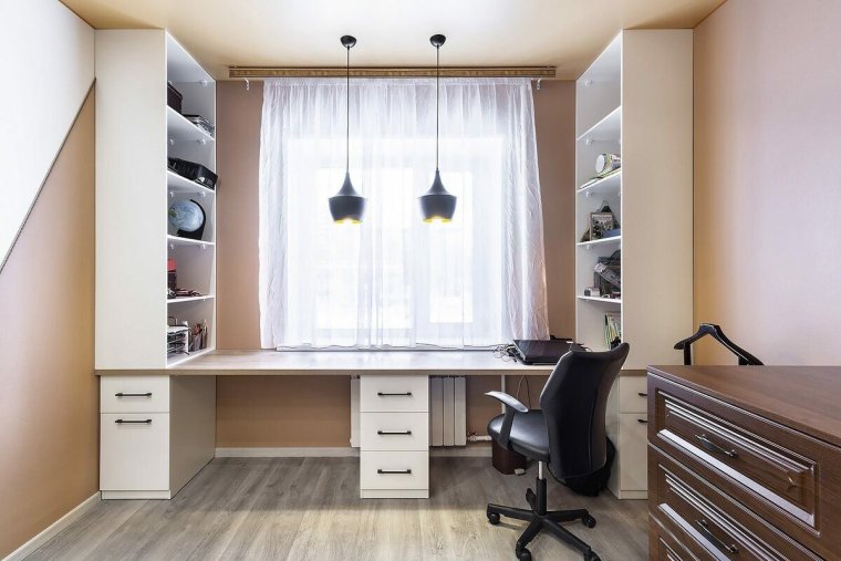 Письменный стол в узкой комнате