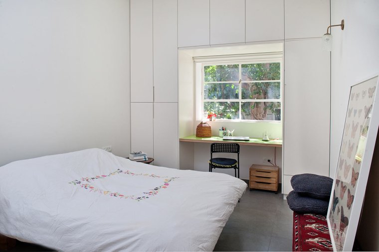 Письменный стол около окна