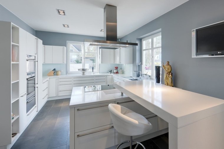 Белая кухня серые стены