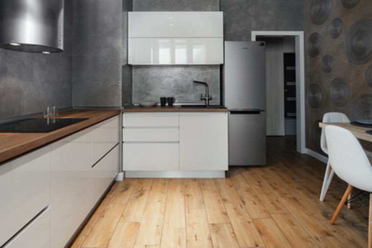 Белая декоративная штукатурка на кухне