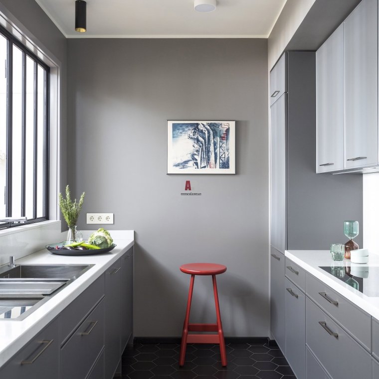 Маленькая кухня в серых тонах