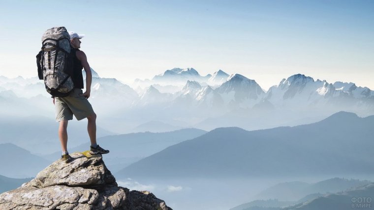 Путешественник в горах