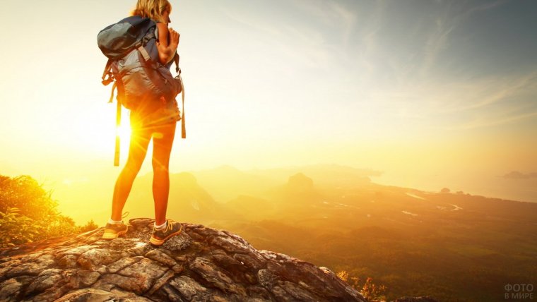 Девушка на вершине горы