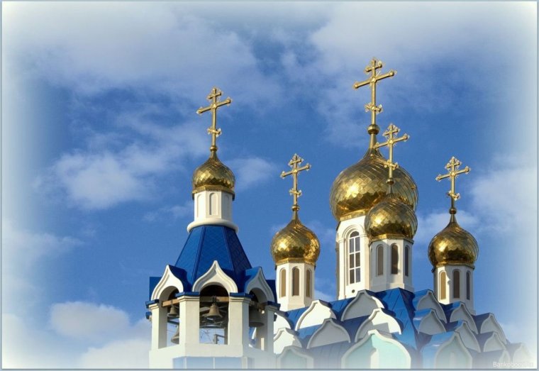 Церковь на голубом фоне