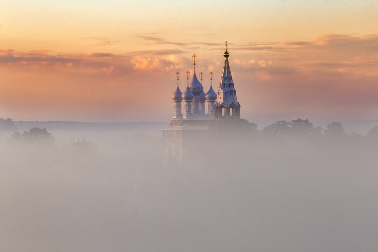 Церковь на фоне облаков