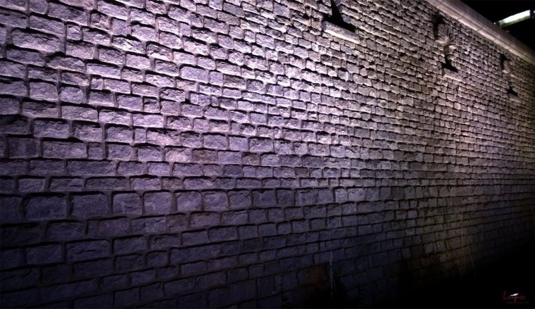 Кирпичная стена сбоку