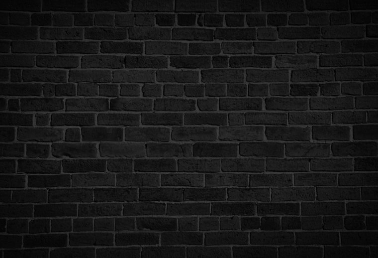 Стена из черного кирпича