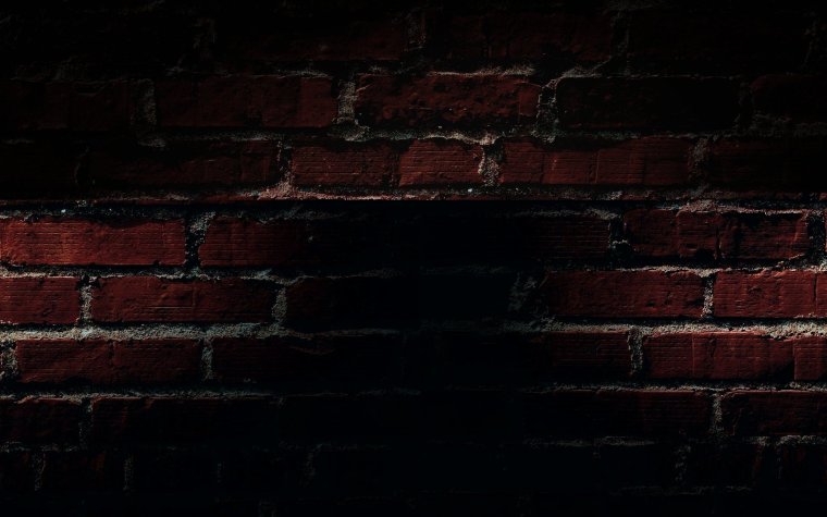 Тесная кирпичная стена
