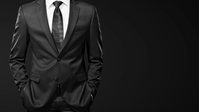 Мужчина в костюме на черном фоне