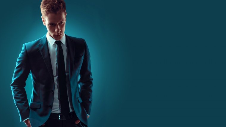 Парень в костюме