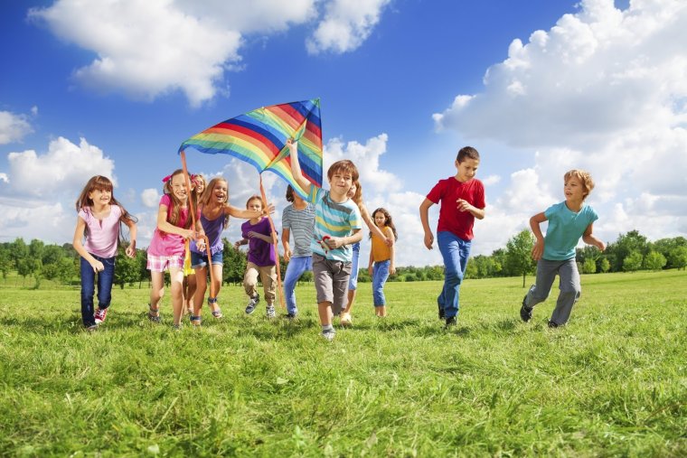 Счастливые дети летом