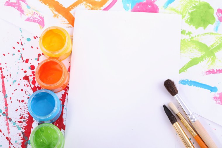 Фон с красками и кисточками