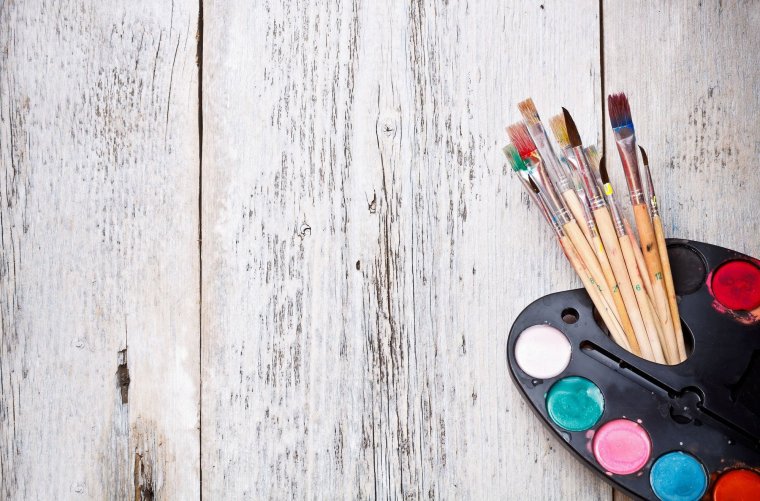 Палитра с красками и кистями