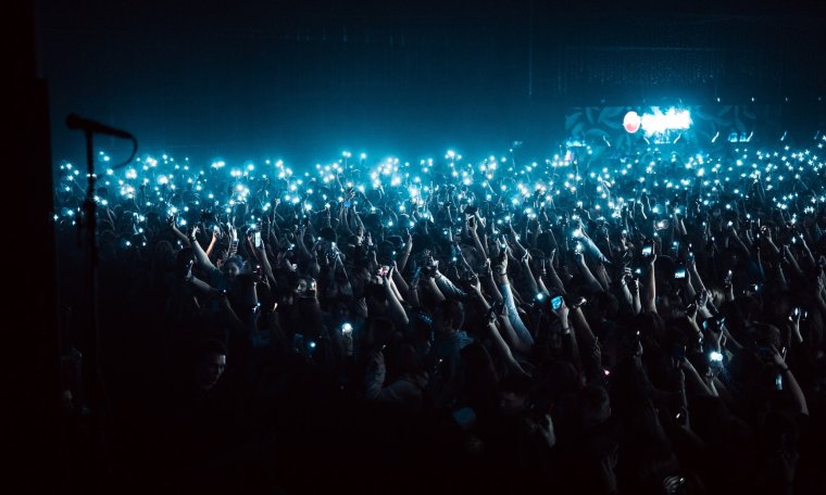 Рок концерт толпа