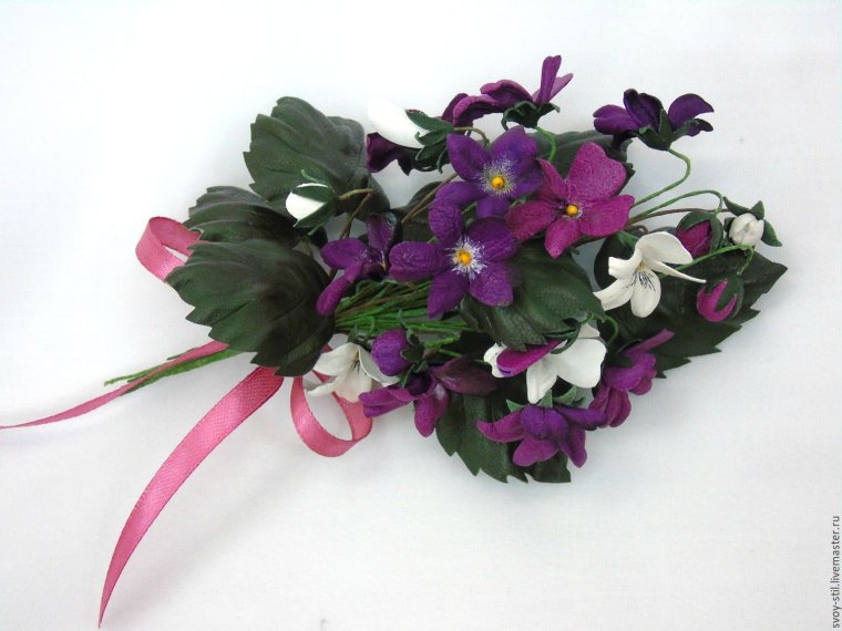 Красивый букет фиалок