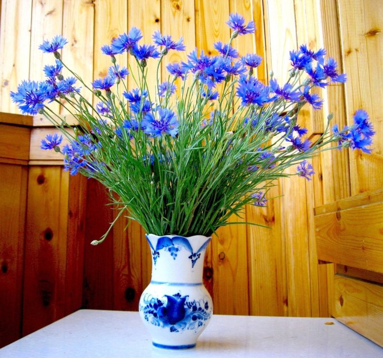 Корзина с васильками