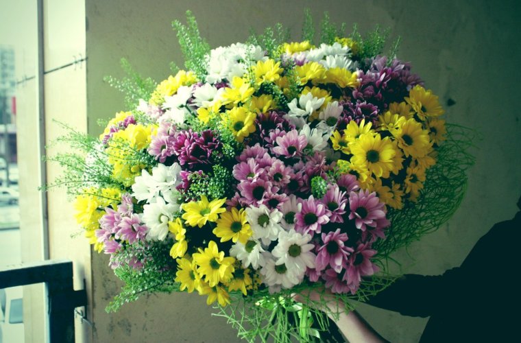 Пионы с хризантемами в букете