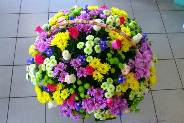 Огромный букет из разных цветов