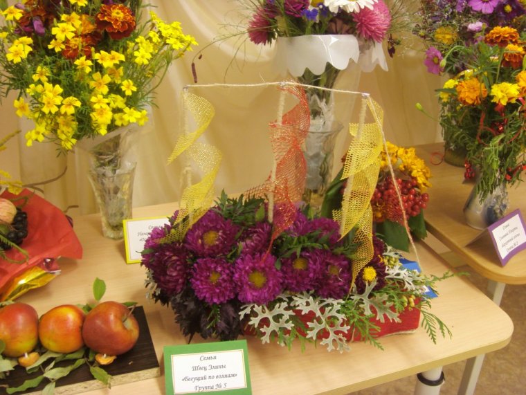 Выставка осенних букетов в школе