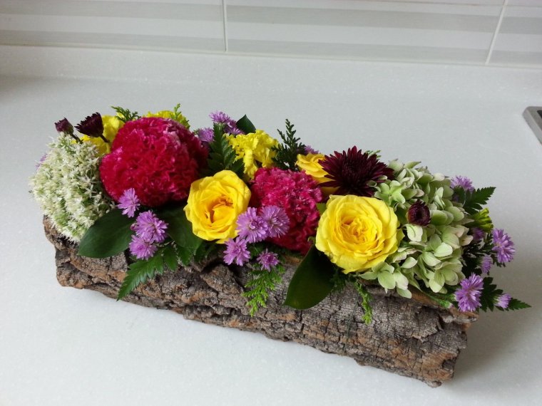 Осенние композиции из живых цветов в корзинке