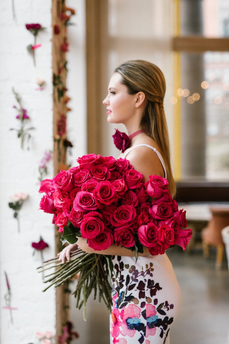 Девушка с букетом цветов