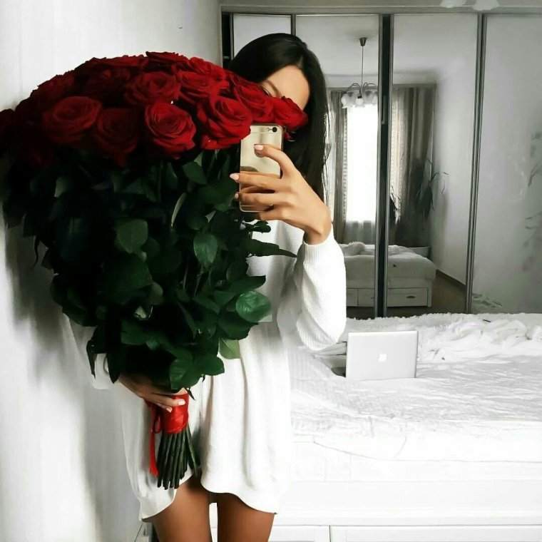 Девушка брюнетка с цветами